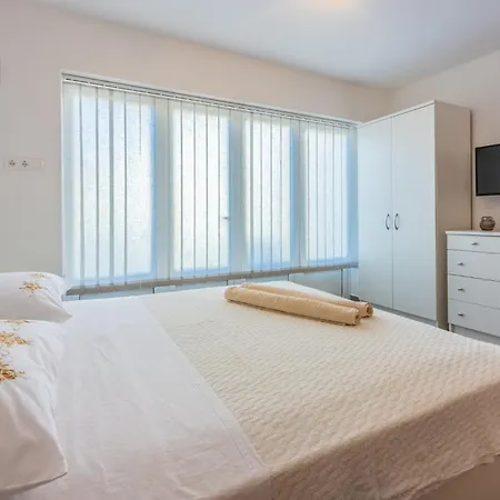 Tomic A Mazuranica Apartamento Novi Vinodolski