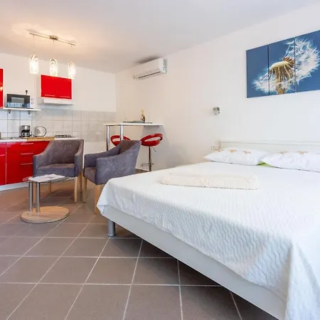 Tomic A Mazuranica Apartment *
