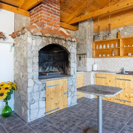 Tomic A Mazuranica Apartment *